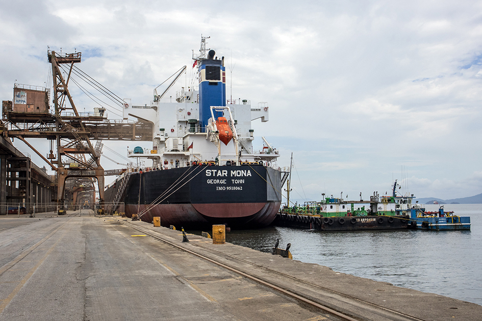 Nos portos do Paraná, a Petrobras é única fornecedora de combustível para o abastecimento de navios. A empresa que presta esse serviço para a estatal brasileira é a Navemestra, do Grupo Bravante.