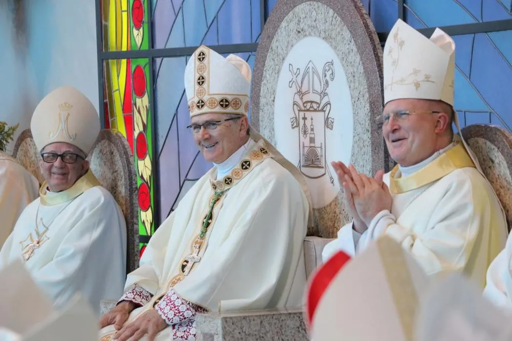 O novo bispo assumiu a cátedra: símbolo da posse da Diocese. Fotos Diocese Ponta Grossa