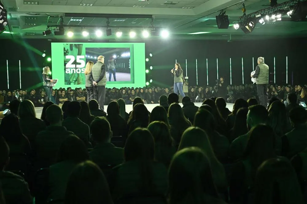 Evento reuniu aproximadamente 1000 colaboradores em Curitiba para celebrar resultados, alinhar estratégias e promover impacto social através do cooperativismo.