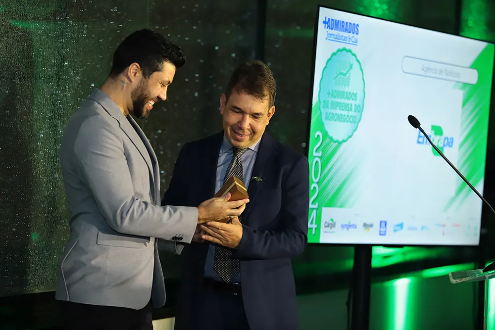 O editor da Agência Embrapa de Notícias, Fabio Reynol, recebe o troféu +Admirados do Agro 2024. Foto: Jornalistas&Cia