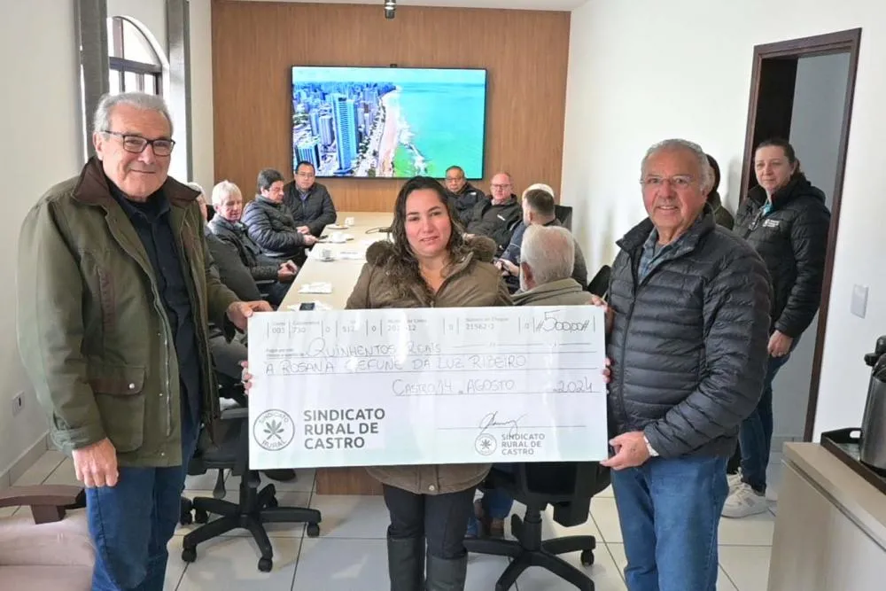 Rosana Gefune da Luz Ribeiro celebra seus prêmios no Café do Produtor. Rosana levou para casa um cheque de R$ 500,00