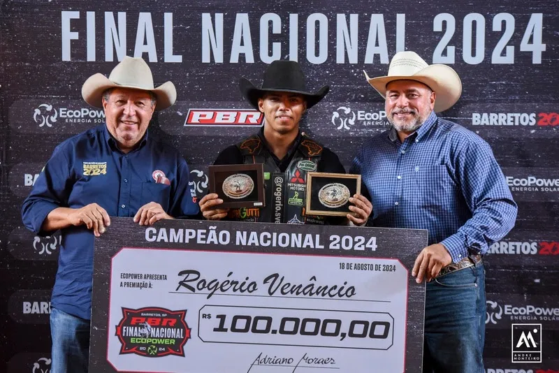 Hussein Gemha Júnior, presidente de Os Independentes, o competidor Rogério Venâncio e o tricampeão mundial de montaria em touros e presidente da PBR no Brasil, Adriano Moraes (Crédito: André Monteiro)