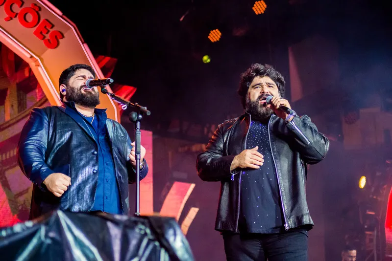 César Menotti e Fabiano no show especial comemorativo aos 20 anos de carreira (crédito: Thaís Ministro)