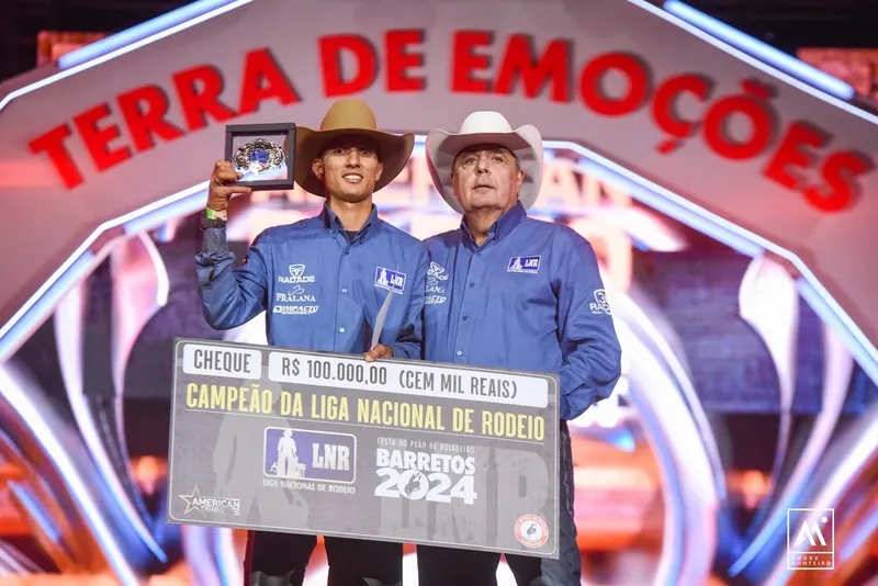 Campeão Everton Natan da Silva e Marcos Abud, presidente da Liga Nacional de Rodeio - LNR (Crédito: André Monteiro)