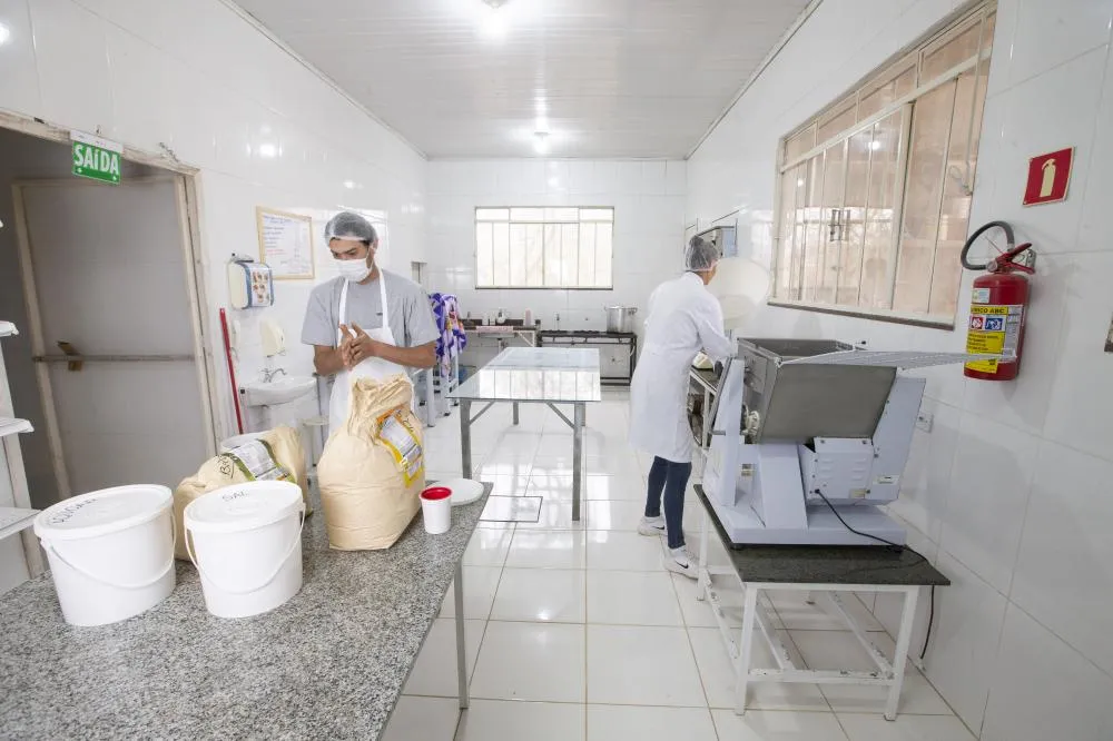 Selma Maria de Andrade e seu filho Guilherme de Andrade Cardoso produzem doces, geléias pães e frutas congeladas orgânicas e conciliam com a produção de bolacha e pão integral com certificaçõ do TECPAR Foto: Hedeson Alves/Tecpar