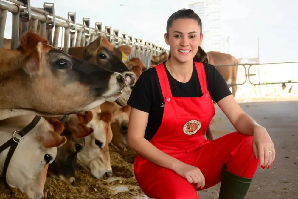 Marlene Kaiut, conhecida como a “Rainha do Jersey”, em sua propriedade em Carambeí, onde concilia o trabalho na pecuária leiteira com o empreendedorismo e a missão de empoderar mulheres no agronegócio. Foto Divulgação