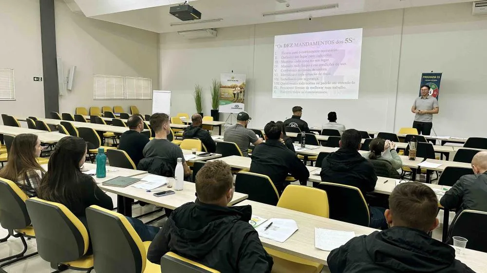 O 5S é uma metodologia que promove a disciplina e a organização por meio da definição clara de padrões e procedimentos. 999