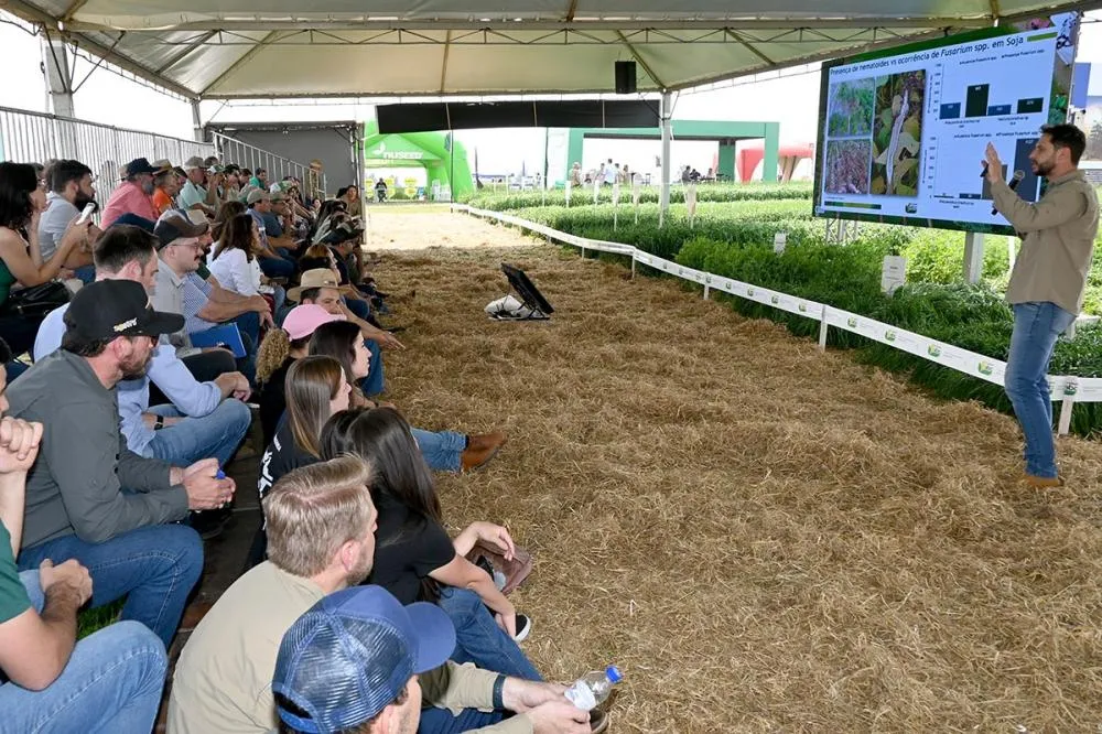 Participantes do 8º Show Tecnológico Inverno, promovido pela Fundação ABC, discutem novas tecnologias e estratégias para o cultivo de culturas de inverno. Foto Toninho Anhaia