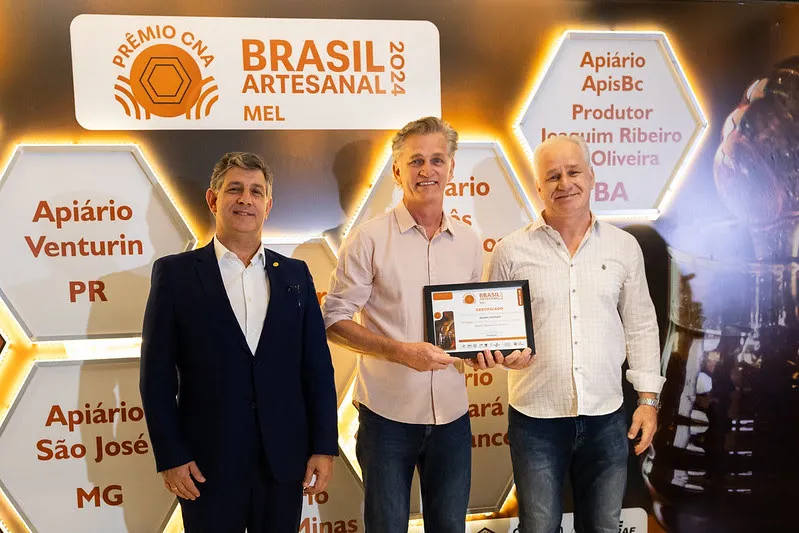 Diretor-geral do Senar, Daniel Carrara, e os irmãos Marcos e Jaime Venturin. Foto:Wenderson Araujo/Trilux
