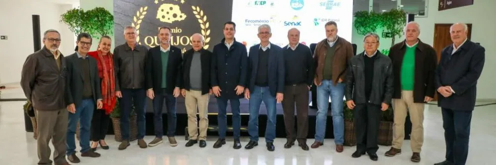  Prêmio Queijos do Paraná chega à segunda edição, com expectativa de recordes Lançamento ocorreu nesta quarta-feira (18), no Mercado Municipal de Curitiba. Iniciativa deve bater recorde de produtores e queijeiros inscritos