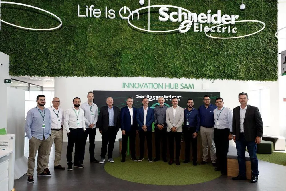 Schneider Electric recebe lideranças e parceiros da Cooperativa Tradição para celebrar a evolução do novo complexo industrial (Imagem: Divulgação)