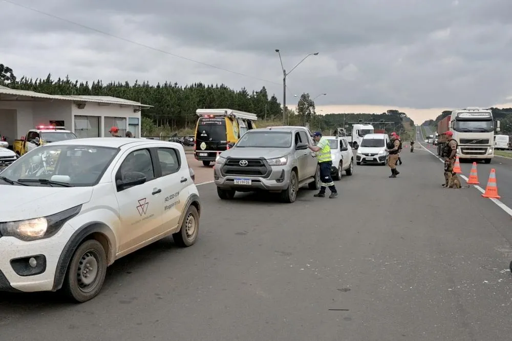 Motoristas recebem orientações de segurança e passam por exames de saúde durante a Semana Nacional do Trânsito. Fotos - Toninho Anhaia.