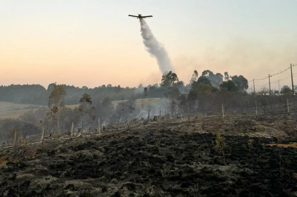 Aviões contratados pelo Estado reforçam combates a dois incêndios em Ponta Grossa Foto: CBMPR