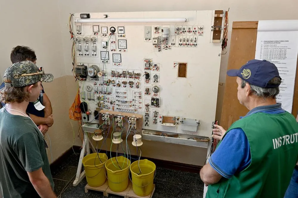 “Profissionais qualificados são essenciais para garantir a segurança e eficiência da eletricidade no campo”, destaca Francisco de Paula Medeiros, instrutor do Senar. Foto Toninho Anhaia