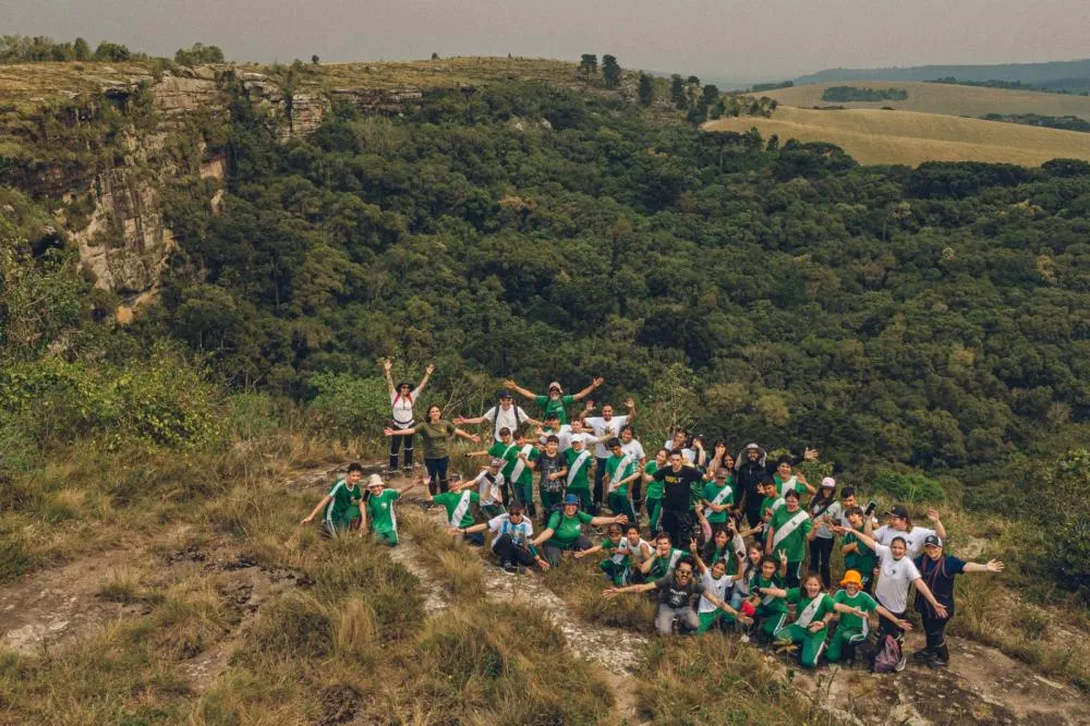  A iniciativa contou com a participação de 40 alunos do 6º ao 8º ano, que vivenciaram uma experiência imersiva nas Furnas Gêmeas e na Furna Grande, localizadas no Passo do Pupo, Ponta Grossa/PR. Fotos Laertes Soares