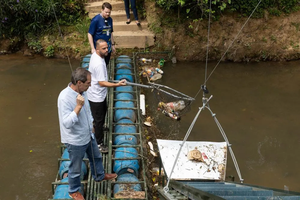Ecobarreira no Rio Atuba: 20 toneladas de lixo com destinação correta Foto: André Aguiar/Sanepar