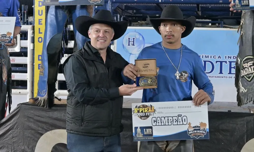 Juan Miguel Alves celebra a vitória no Piraí Rodeo Fest, garantindo uma vaga no maior rodeio do mundo, em Barretos. Foto Toninho Anhaia