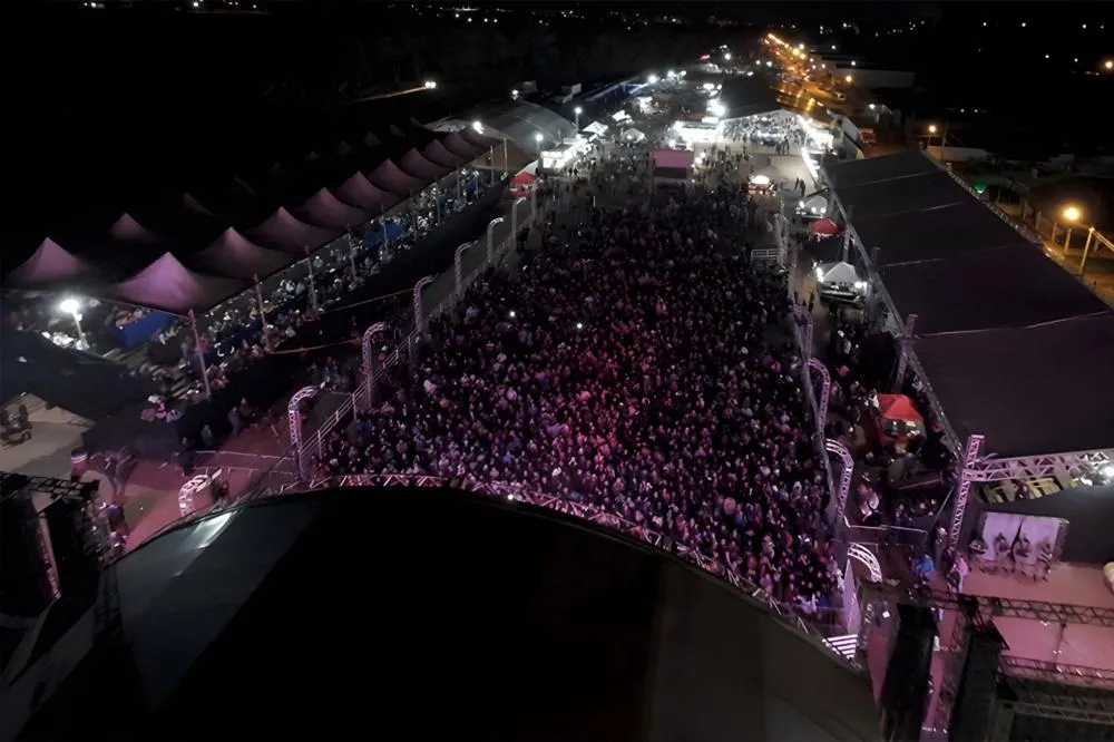 Durante quatro noites inesquecíveis, o III Piraí Rodeo Fest atraiu multidões e impulsionou a economia local, com competições de montaria e shows de grandes nomes da música sertaneja. Foto assessoria Prefeitura Piraí do Sul