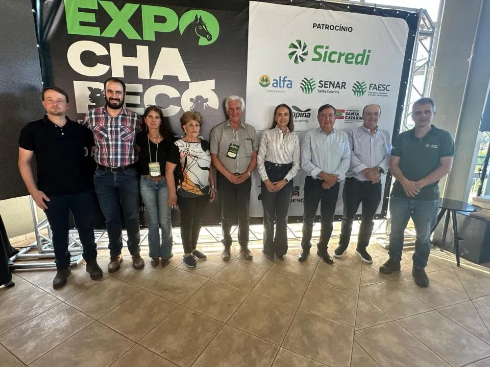 Marco Antonio Vian, Mateus Pivato, Lílian Serpa, Doroti Serpa, Nelson Serpa, presidente da Associação Brasileira de Angus Mariana Tellechea, presidente da Faesc, José Zeferino Pedrozo, vice-presidente de finanças da Faesc Antonio Marcos Pagani de Souza e 