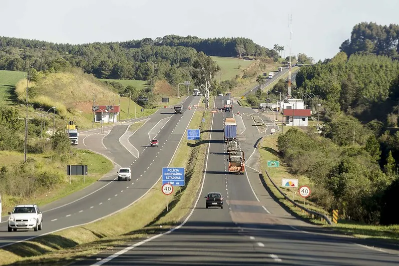 A concessionária está intensificando os trabalhos com diversas equipes atuando em pontos distintos da BR-153 e das PRs 092 e 151.