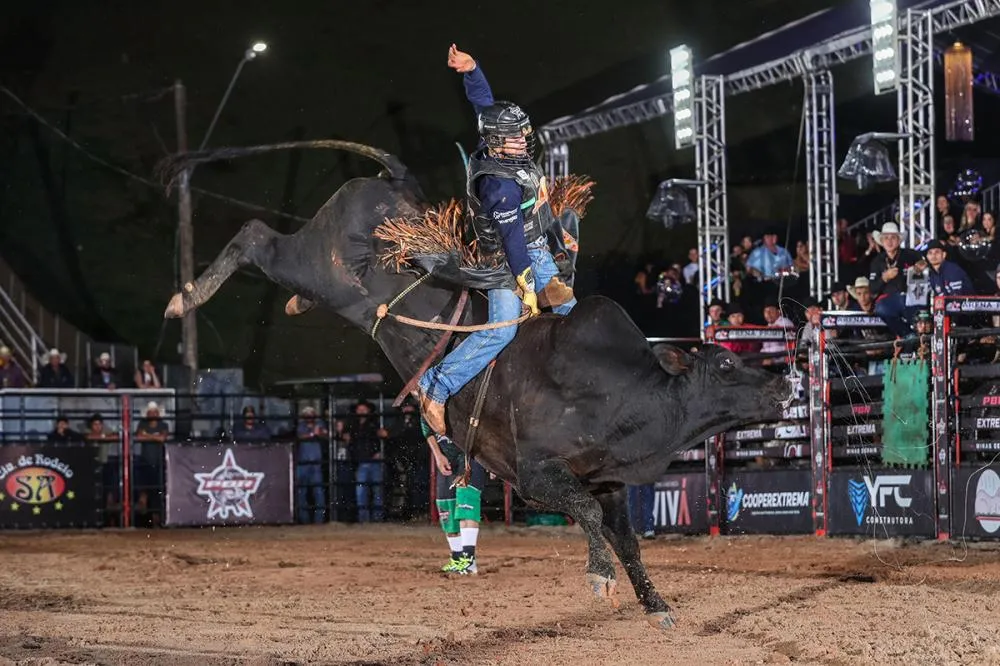 Mandraque - Melhor Touro PBR 2024 se apresentando na arena 1 (Foto - Alberto Gonzaga)