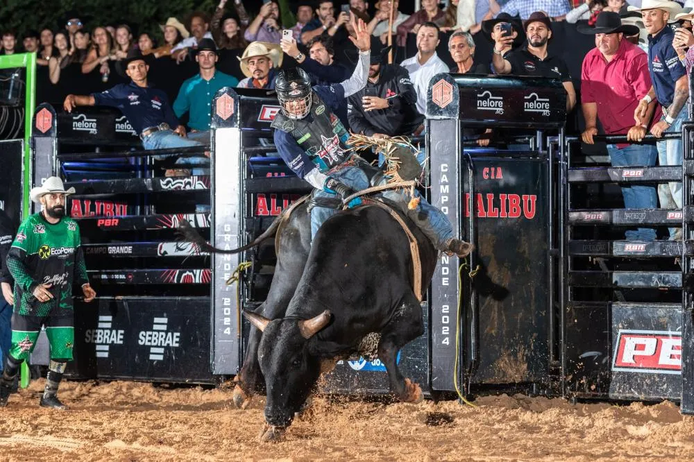 Montaria que garantiu a primeira vitória de Gustavo Luiz na PBR a bordo do touro Promissor da Cia. Paulo Emílio (Foto - Alberto Gonzaga)