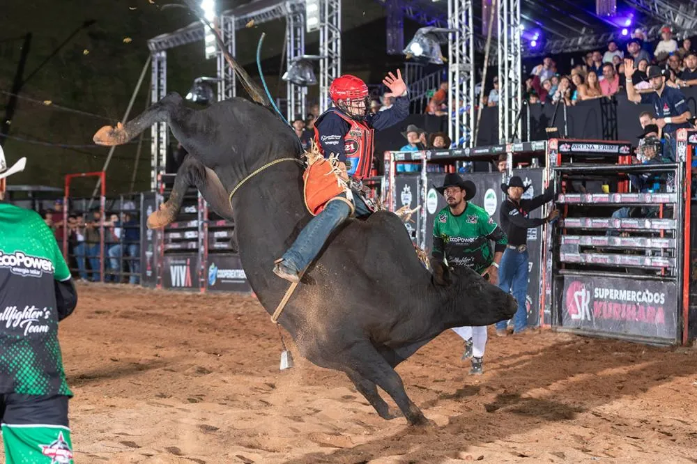 Mandraque - Principal negociação do Leilão Estrelas da PBR se apresentando na arena (Foto - FL Rural)