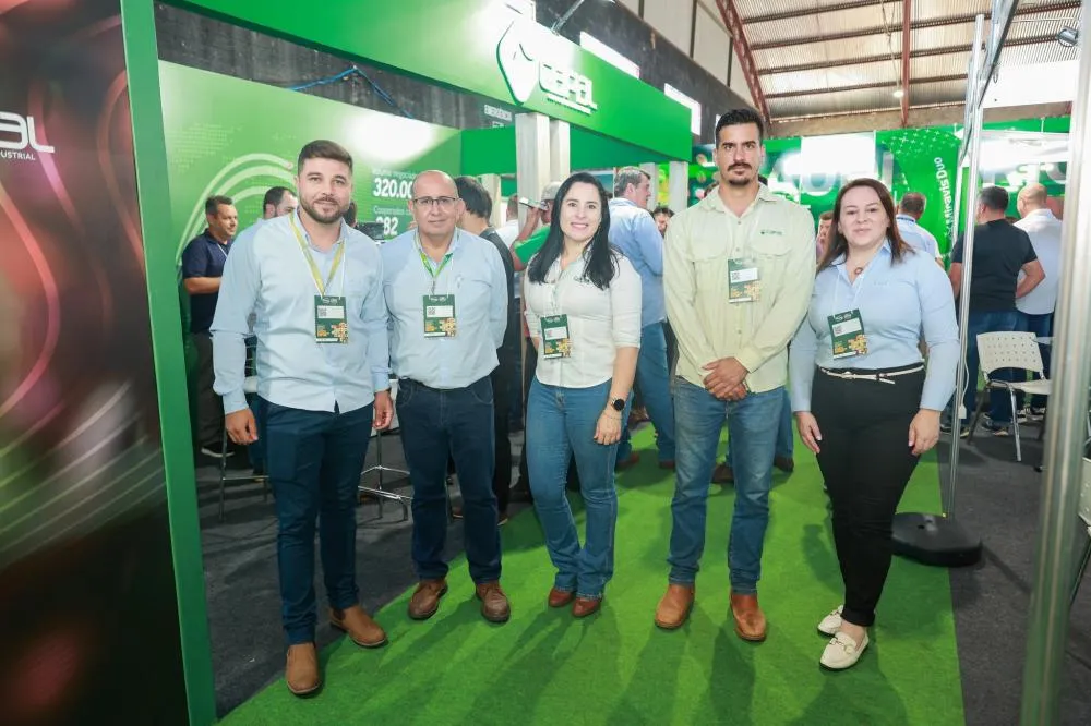 Na foto: Da esquerda para a direita: Rodrigo Rodrigues de Oliveira – Supervisor de Produção, Claudinei Vieira – Gerente de Unidade, Cristiane Martins de Miranda – Vendedora externa, Bruno Bortoletto – Técnico Especializado, Alessandra Heuer – Coordenadora