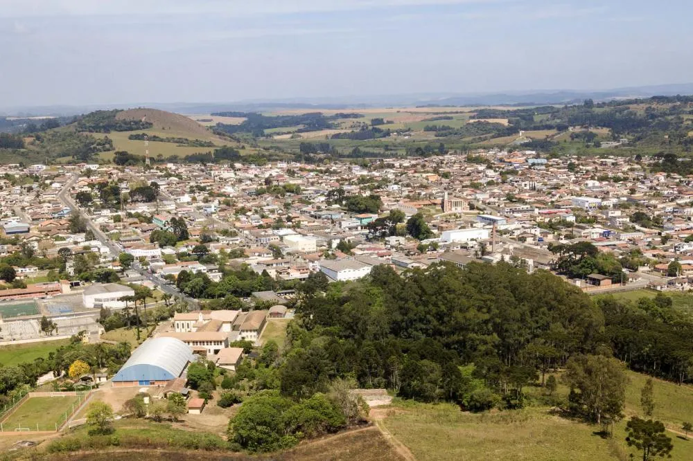 A iniciativa da Prefeitura Municipal visa melhorar a fluidez viária e garantir um trânsito mais seguro para os moradores e visitantes da cidade. 