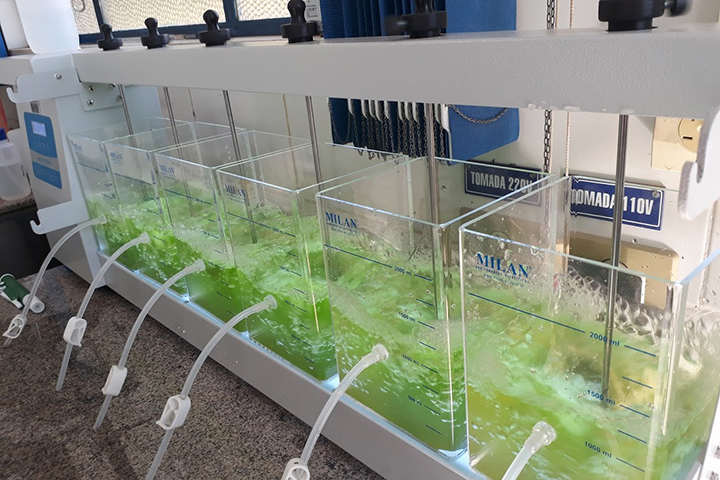 A nova tecnologia, registrada no Instituto Nacional da Propriedade Industrial (INPI), utiliza algas de lagoa anaeróbia de estações de tratamento de esgoto para produzir etanol de terceira geração. A pesquisa foi desenvolvida no curso de mestrado em Biolog
