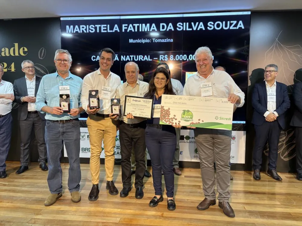 Na foto está a Maristela Fátima da Silva Souza, produtora de café especial de Tomazina (PR), foi a vencedora da 22ª edição do concurso Café Qualidade Paraná, na categoria café natural