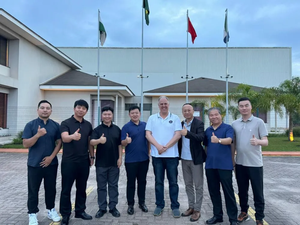 Paulo Bertolini, diretor comercial do Grupo Calpar, recebe empresários chineses na Granfinale Os visitantes conheceram o potencial de Castro no setor de processamento de milho.