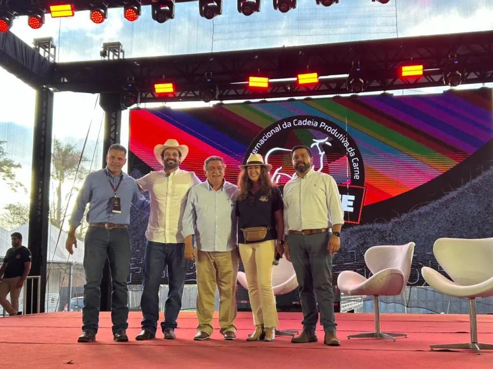 Da esquerda para a direita: Eduardo Pedroso (JBS), Guilherme Piai (SAA), Orlando Melo de Castro (SAA), Carla Tuccilio e Roberto Grecellé Arart