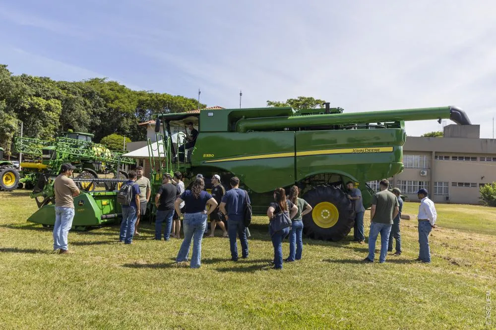 Máquinas agrícolas permitem aos alunos da UEM imersão em inovação tecnológica Foto: UEM