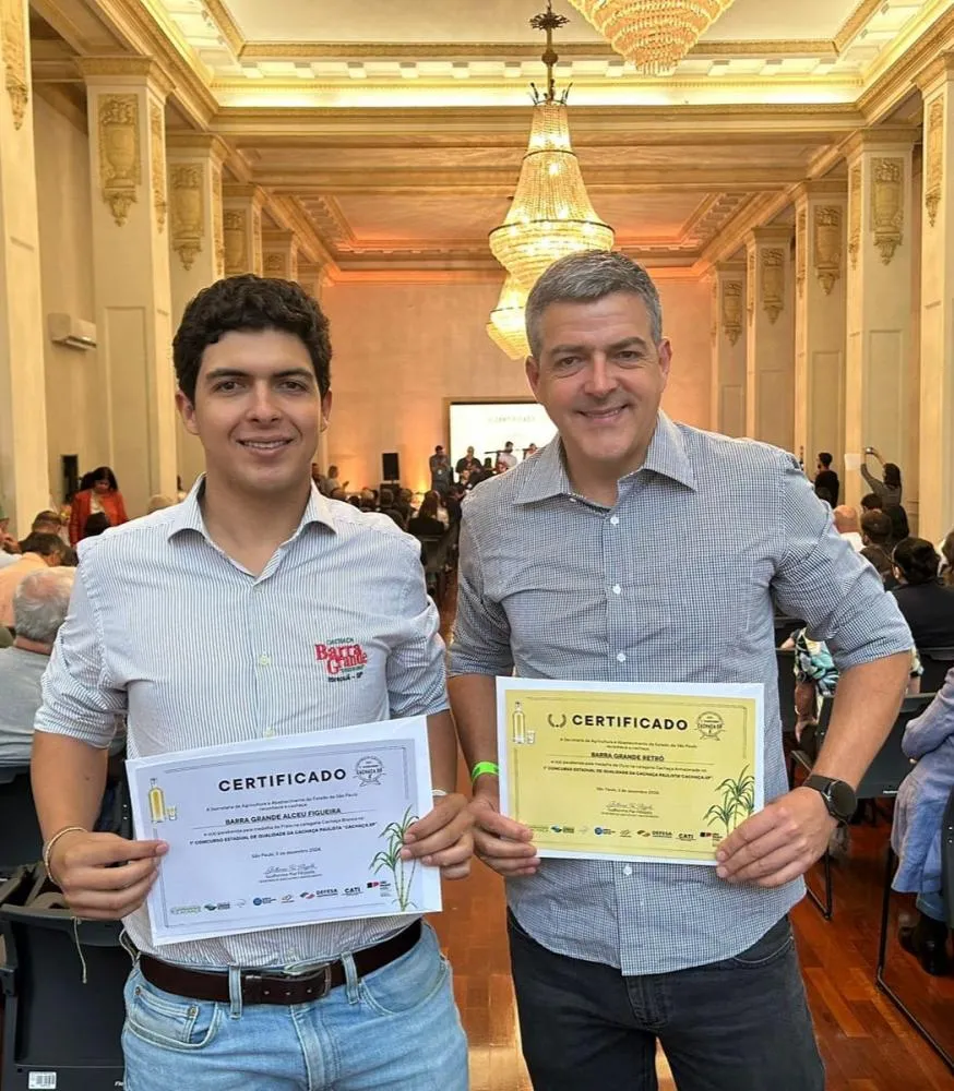 Victor Hugo Cristófani e Maurílio Cristófani, representantes da Cachaça Barra Grande, recebem os prêmios dos dois rótulos inscritos (Foto: Divulgação)
