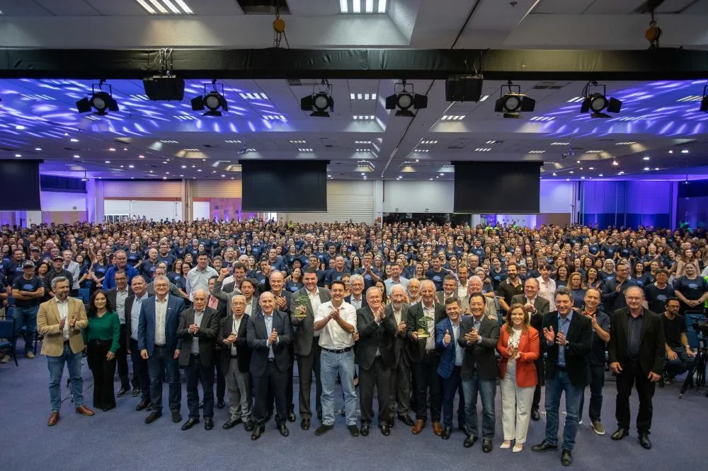Na última sexta-feira (29/11), o Sistema Ocepar promoveu o Encontro Estadual de Cooperativistas Paranaenses 2024, realizado no Centro de Eventos Viasoft Experience, em Curitiba. O evento, que bateu recorde de público com mais de duas mil pessoas, reuniu c