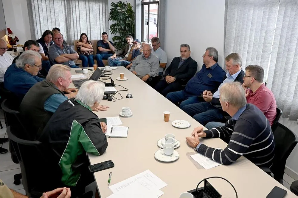 Prefeito eleito Reinaldo Cardoso discute projetos estratégicos para Castro durante encontro com produtores rurais no Sindicato Rural de Castro. Foto Toninho Anhaia.