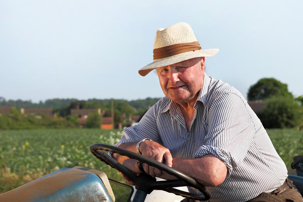 O produtor rural se preparar para a aposentadoria, reunindo a documentação necessária para comprovar seu enquadramento na categoria.