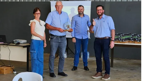 Entrega dos troféus a cooperados da Frísia. Cred: Matheus de Almeida.