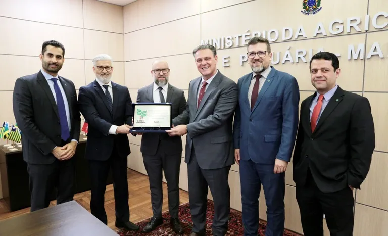 Ministro Carlos Fávaro recebe representantes da Abic para debater perspectivas do setor cafeeiro