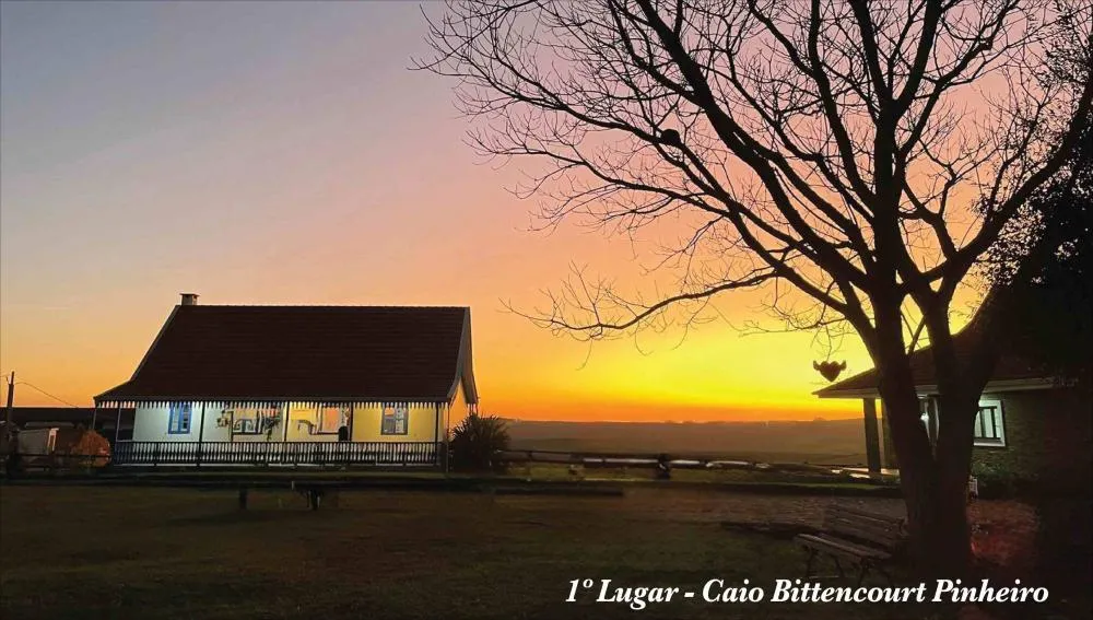 Pôr do sol no campo: A beleza rural registrada por Caio Bittencourt Pinheiro, vencedor do 1° lugar no calendário 2025 do Sindicato Rural de Ponta Grossa.