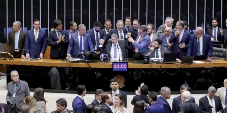 O Plenário da Câmara dos Deputados aprovou, nesta terça-feira (17), o Projeto de Lei Complementar 68/2024 que regulamenta a Reforma Tributária. O texto definiu as regras para o Imposto sobre Bens e Serviços (IBS), a Contribuição Social sobre Bens e Serviç
