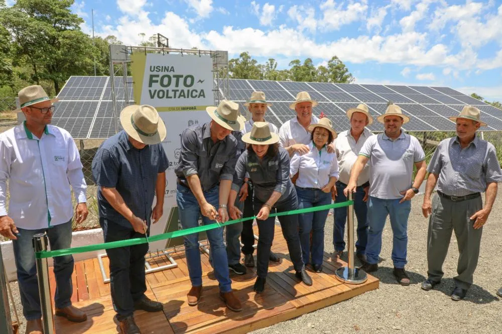 Conjunto tem 220 painéis, com capacidade de reduzir as emissões de CO2 em 18,2 toneladas por ano. Inauguração faz parte de política da entidade de incentivo às energias renováveis