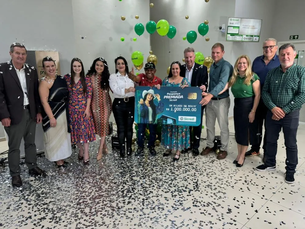 Após a validação do sorteio, Edina Aparecida Pereira Gomes Roberto, de Carambeí (PR), recebeu o cheque simbólico na sede da cooperativa em Carambeí (PR) e expressou sua satisfação. 