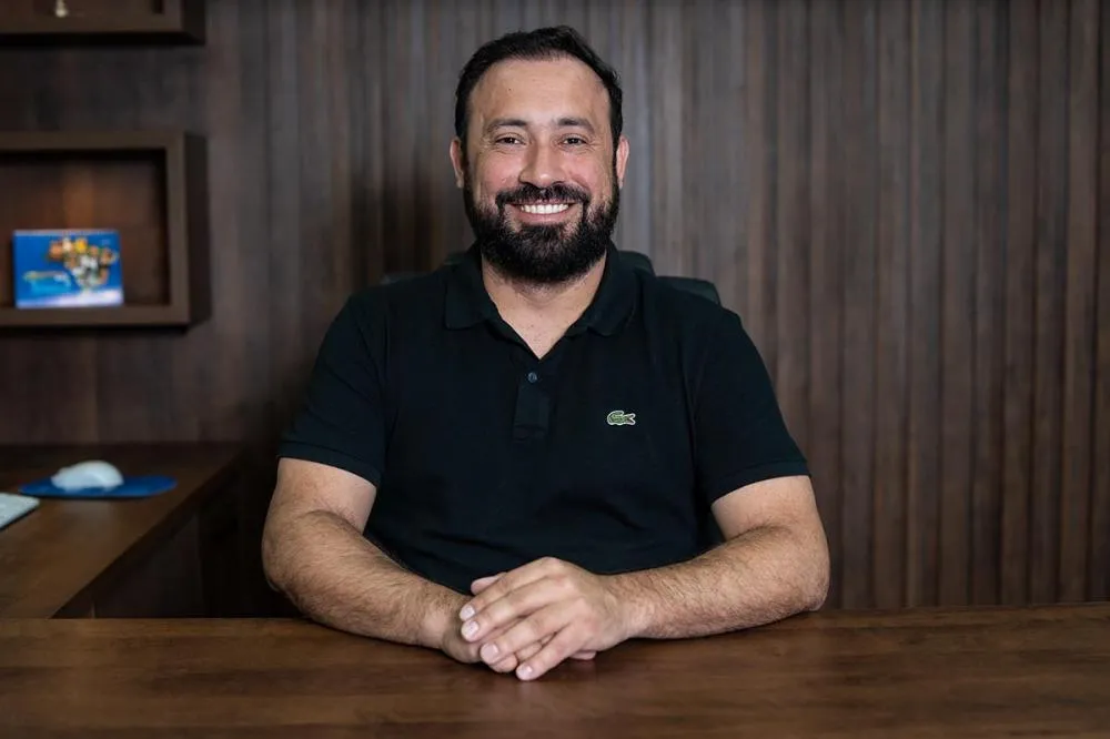 Reeleito com o apoio da população, Henrique Carneiro iniciará seu segundo mandato à frente do município, reafirmando o compromisso de continuar trabalhando para melhorar a vida dos piraienses.