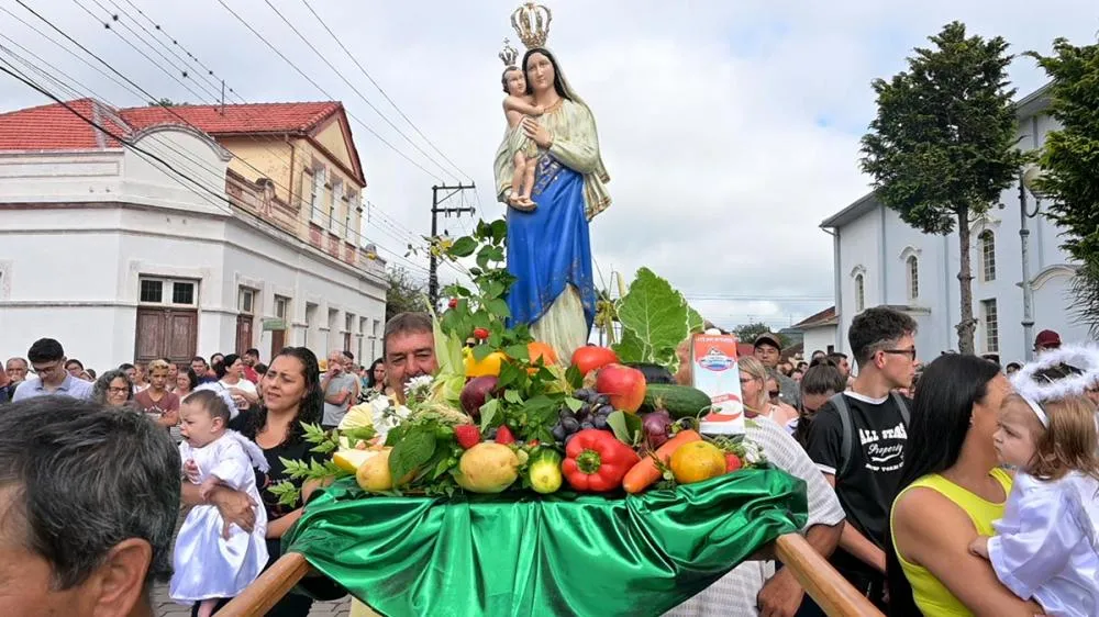 Fiéis percorrem 3,5 km em procissão até o Santuário de Nossa Senhora das Brotas, em Piraí do Sul, celebrando a fé e a tradição durante a 144ª edição da festa que atrai peregrinos e promove o turismo religioso no Paraná. Foto Toninho Anhaia.