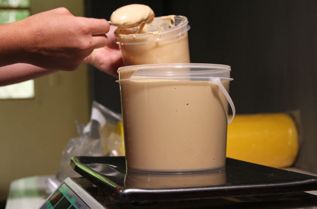Produtos à base de melado e potes com o melado escorrido e batido. Crédito: Maikelly Ribas)