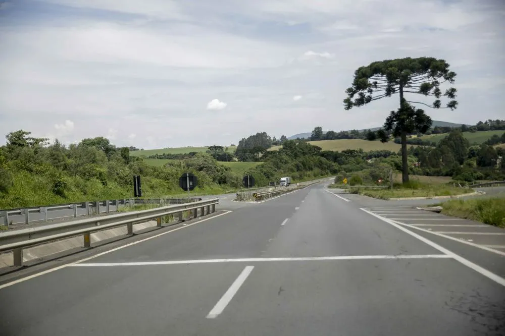 A ação é uma exigência do Contrato de Concessão 02/2023 e é crucial para regularizar os espaços sob a concessão da empresa. Fotos EPR Litoral Pioneiro.