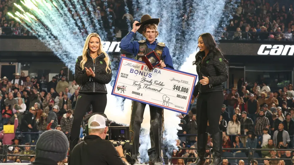O impecável Brady Fielder vence o evento esgotado PBR Unleash The Beast em Chicagoland