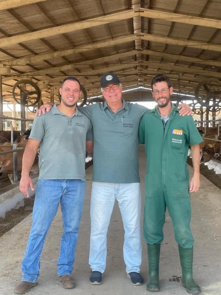 Da esquerda para direita: Felipe (filho de Francisco), Francisco e Ariel (veterinário) na propriedade Sitio do Urso, em Carambeí (PR). Cred.: Francisco Miranda.